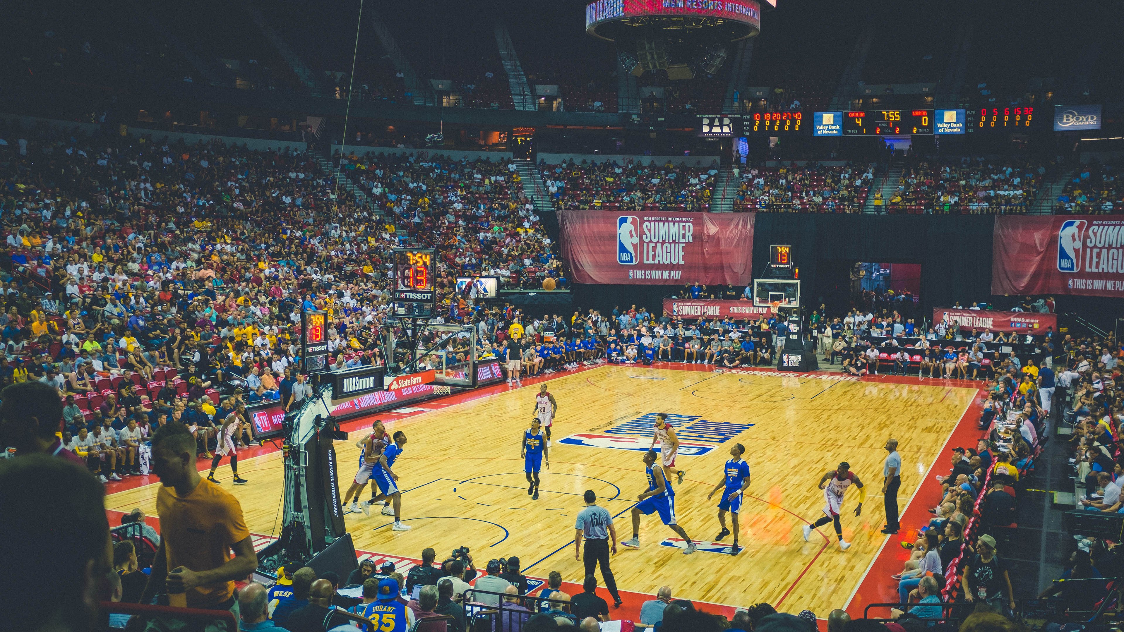 NBA季后赛巅峰对决，抢七大战惊心动魄，勇士险胜湖人晋级西决